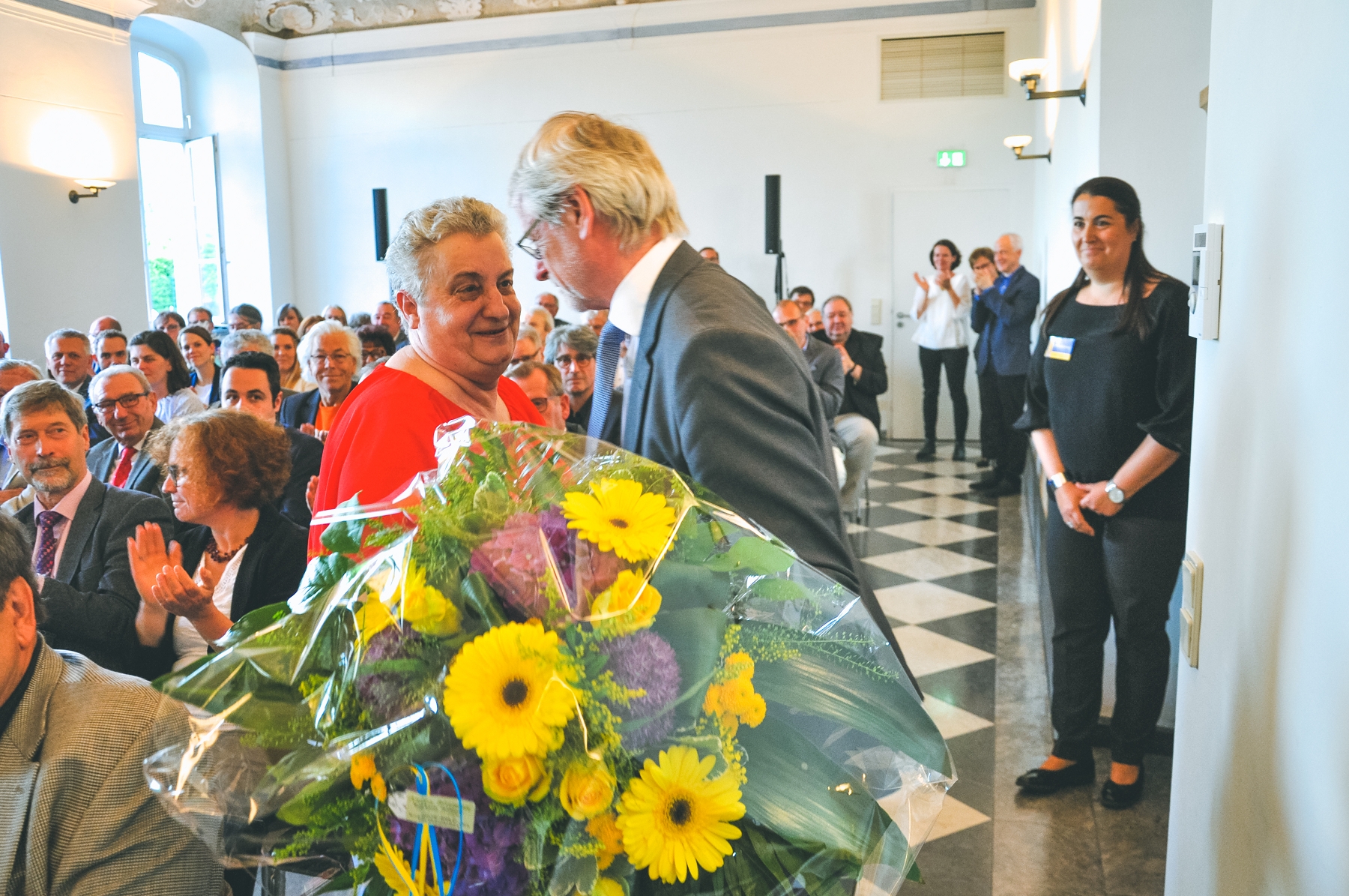 Bürgermeister Dieter Freytag gratuliert Anneliese Mainzer