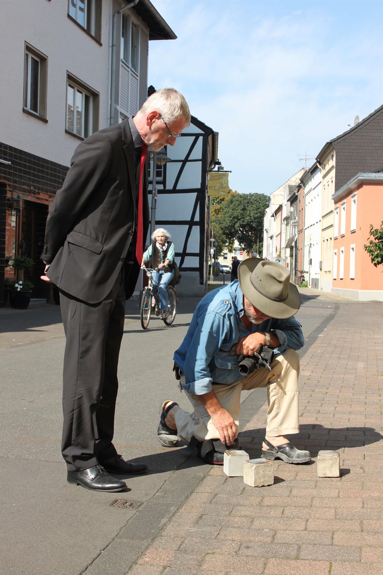 Bürgermeister Dieter Freytag mit dem Kölner Künstler Gunter Demnig in der Kempishofstraße am 22. August 2015