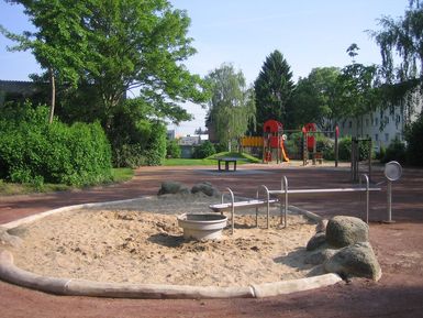 Spielplatz mit Klettergerüst und Sandkasten