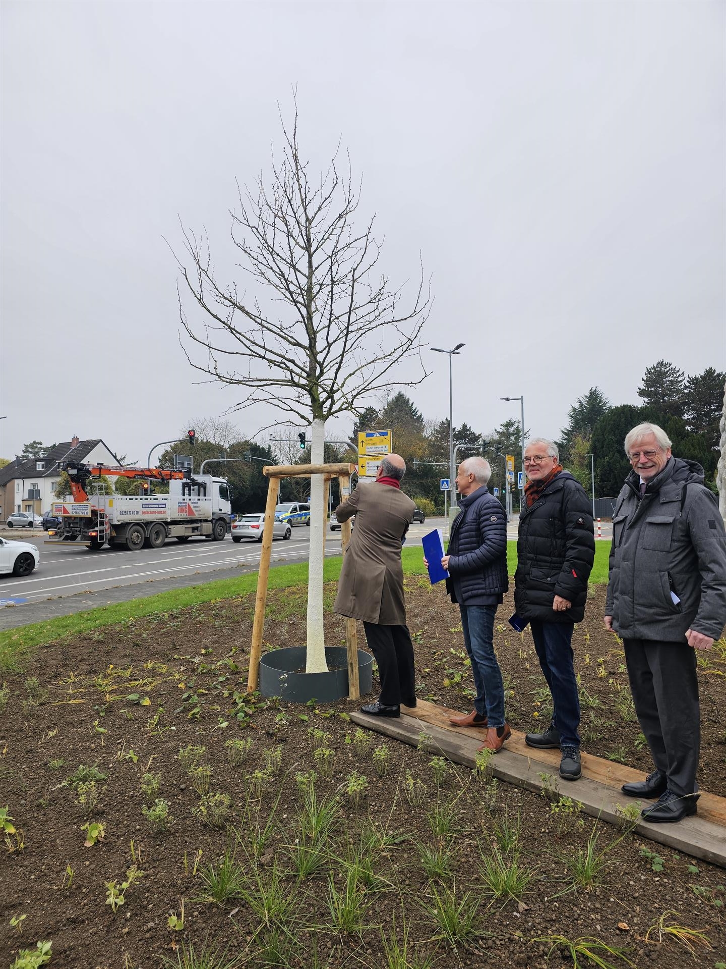 Übergabe des Ginkgo am Partnerschaftsbrunnen 