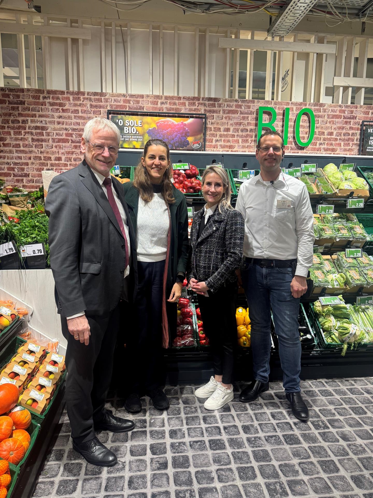 Wiedereröffnung mit Bürgermeister Dieter Freytag, Citymanagerin Marion Drewski, Regionalleiterin Karoline Schemp und Marktleiter René Hans