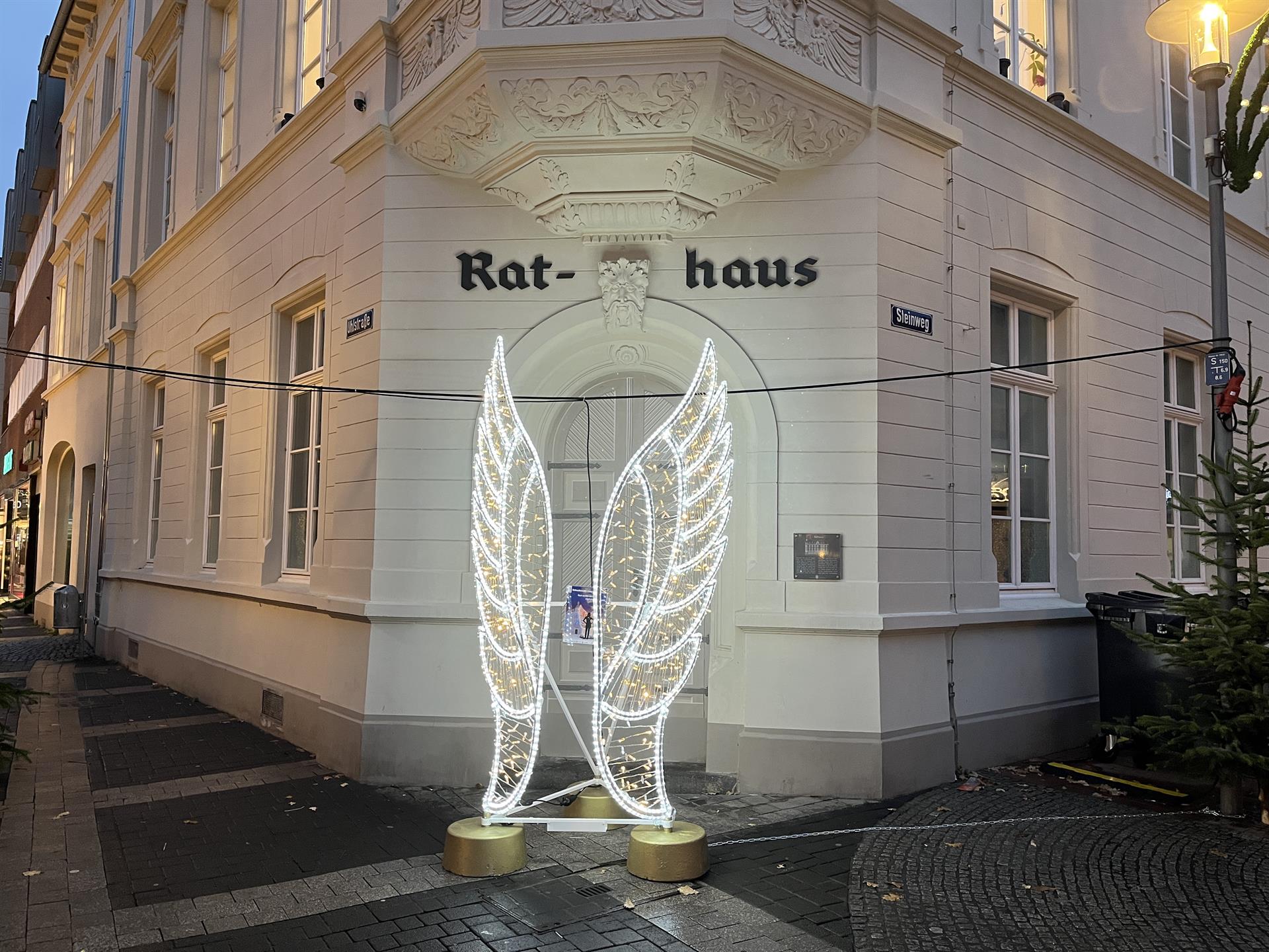 Engelsflügel vor dem Rathaus