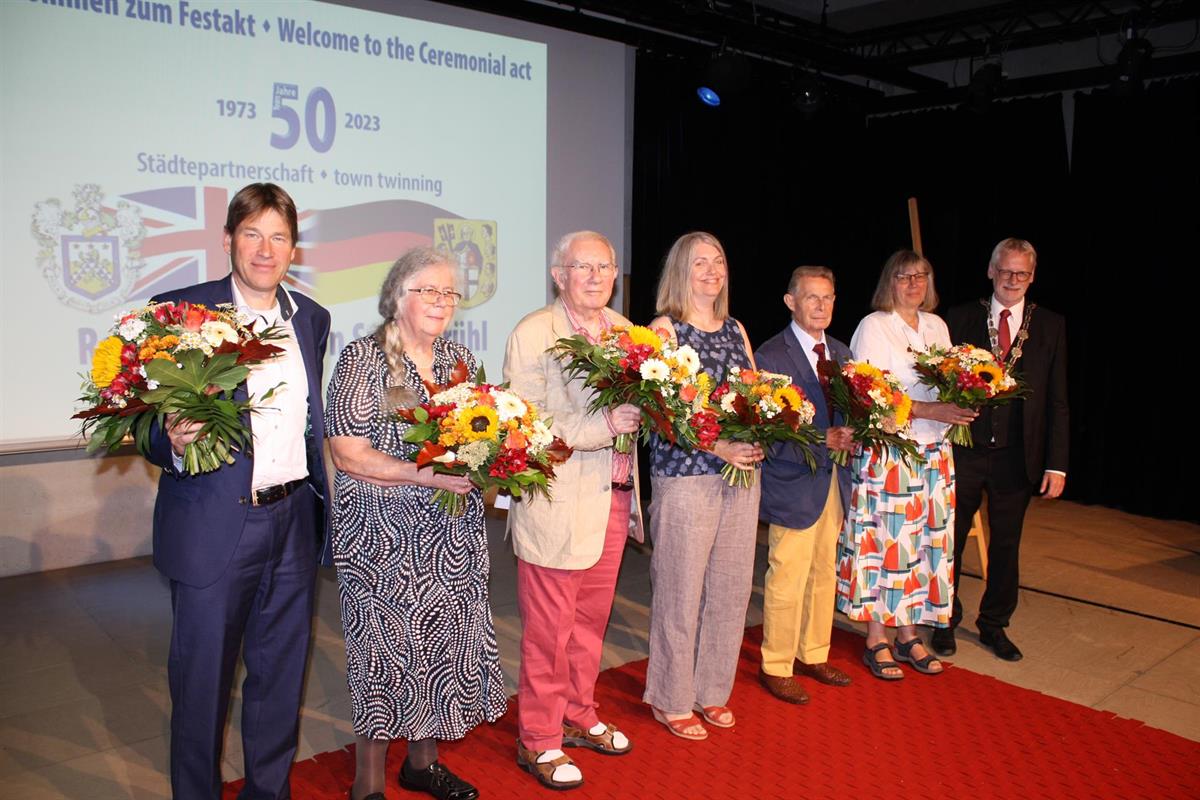 Foto v.l.n.r.: Michael Wellnitz (Vorsitzender Förderverein Brühler Städtefreundschaften e.V.), Hildegard Zavelberg (Kunst- und Musikschule der Stadt Brühl), John Mather (Ex-Vorsitzender Partnerschaftsverein Royal Leamington Spa), Wendy Harrisson (Myton School, Warwick), Hans-Georg Wilhelm (Gründungsmitglied FBS), Karen McQueen (Vorsitzende Partnerschaftsverein Royal Leamington Spa) und Bürgermeister Dieter Freytag