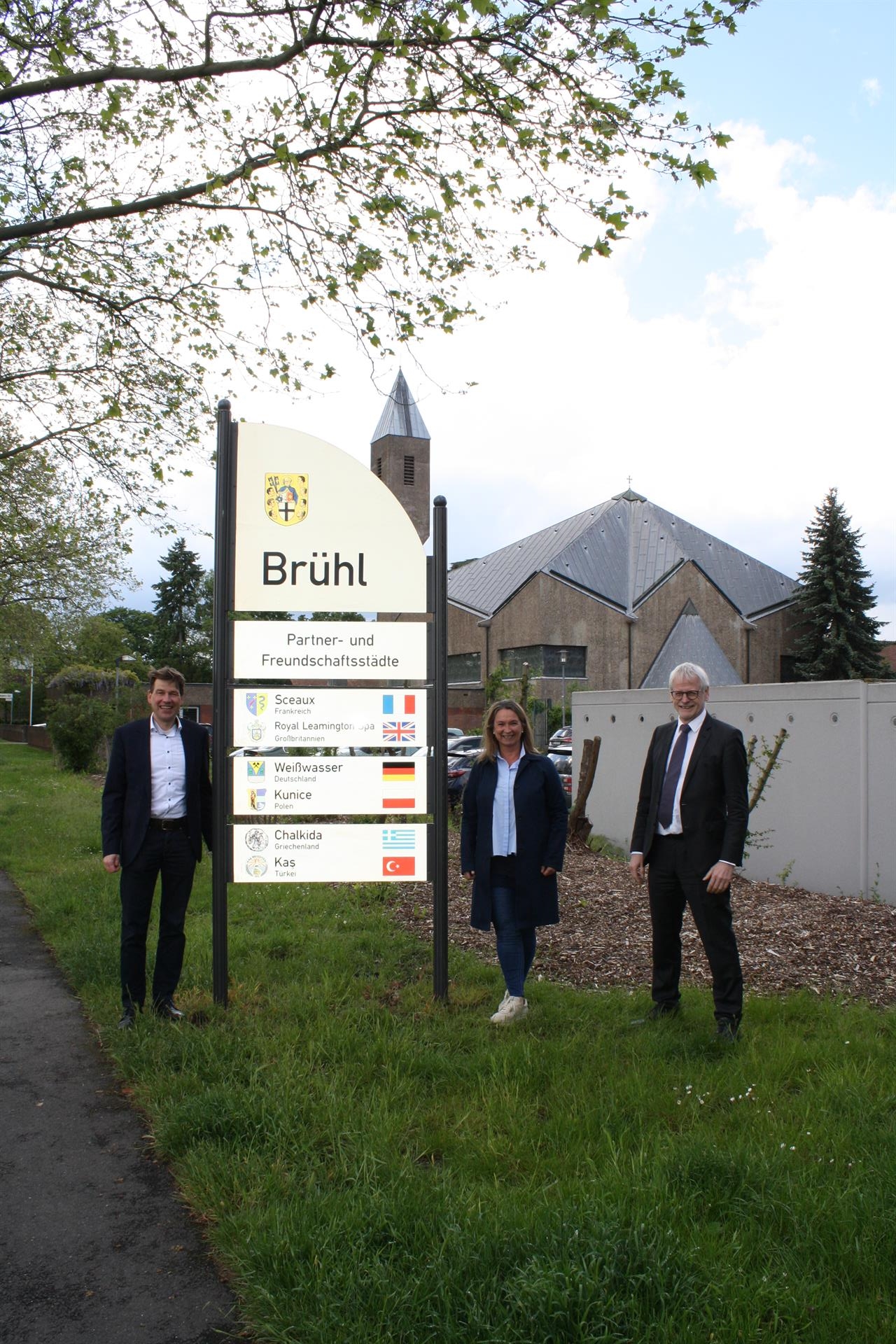 Vorsitzender des Fördervereins Brühler Städtefreundschaften, Michael Wellnitz, Beauftragte für Internationale Städtepartnerschaften, Maria Langwald und Bürgermeister Dieter (c) Stadt Brühl