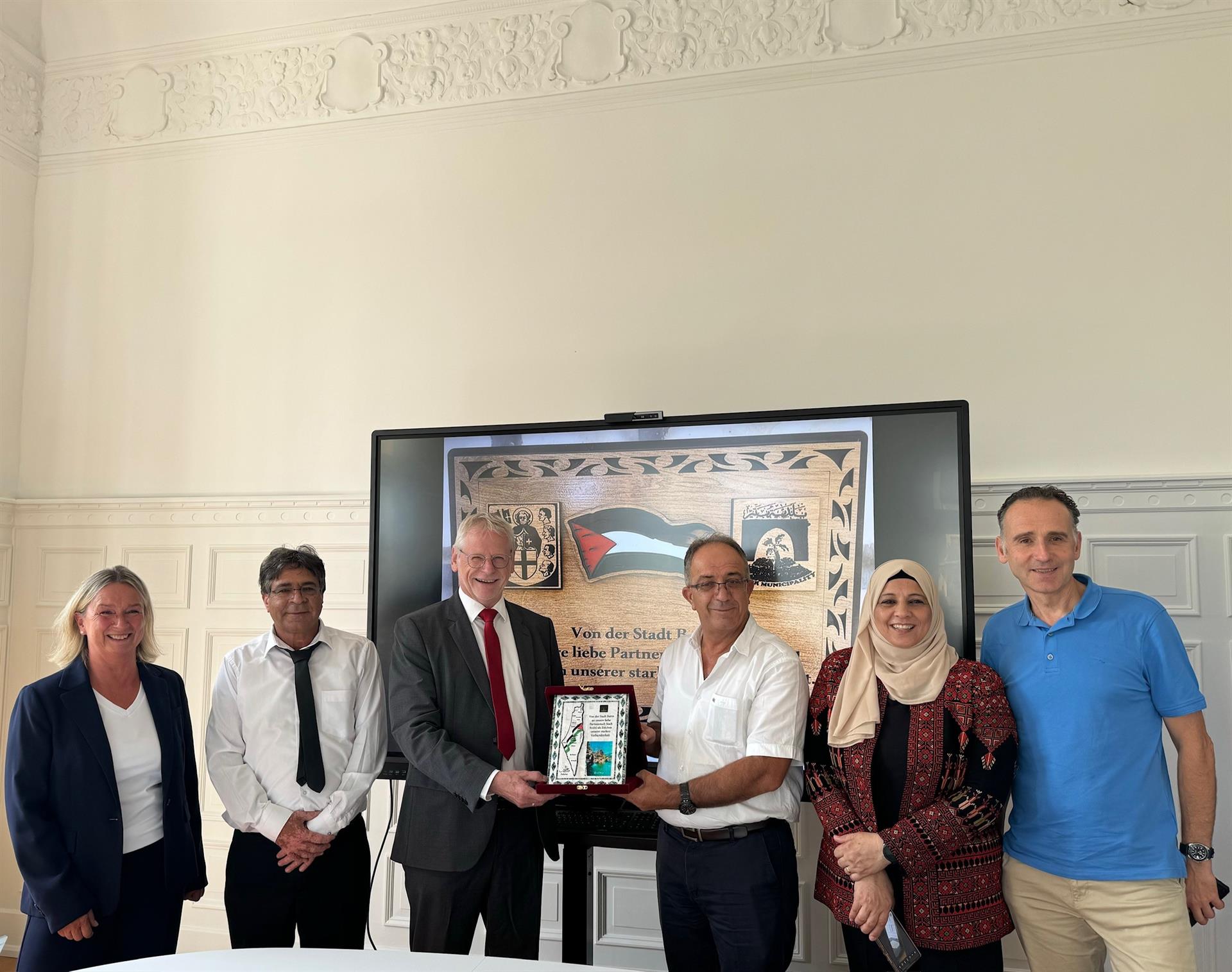 Foto Stadt Brühl: v.l.n.r. Maria Langwald, Zaki Buttma, Bürgermeister Dieter Freytag, Mahmoud Dawoud Iwaina, Mariam Mammar, Oliver Mülhens